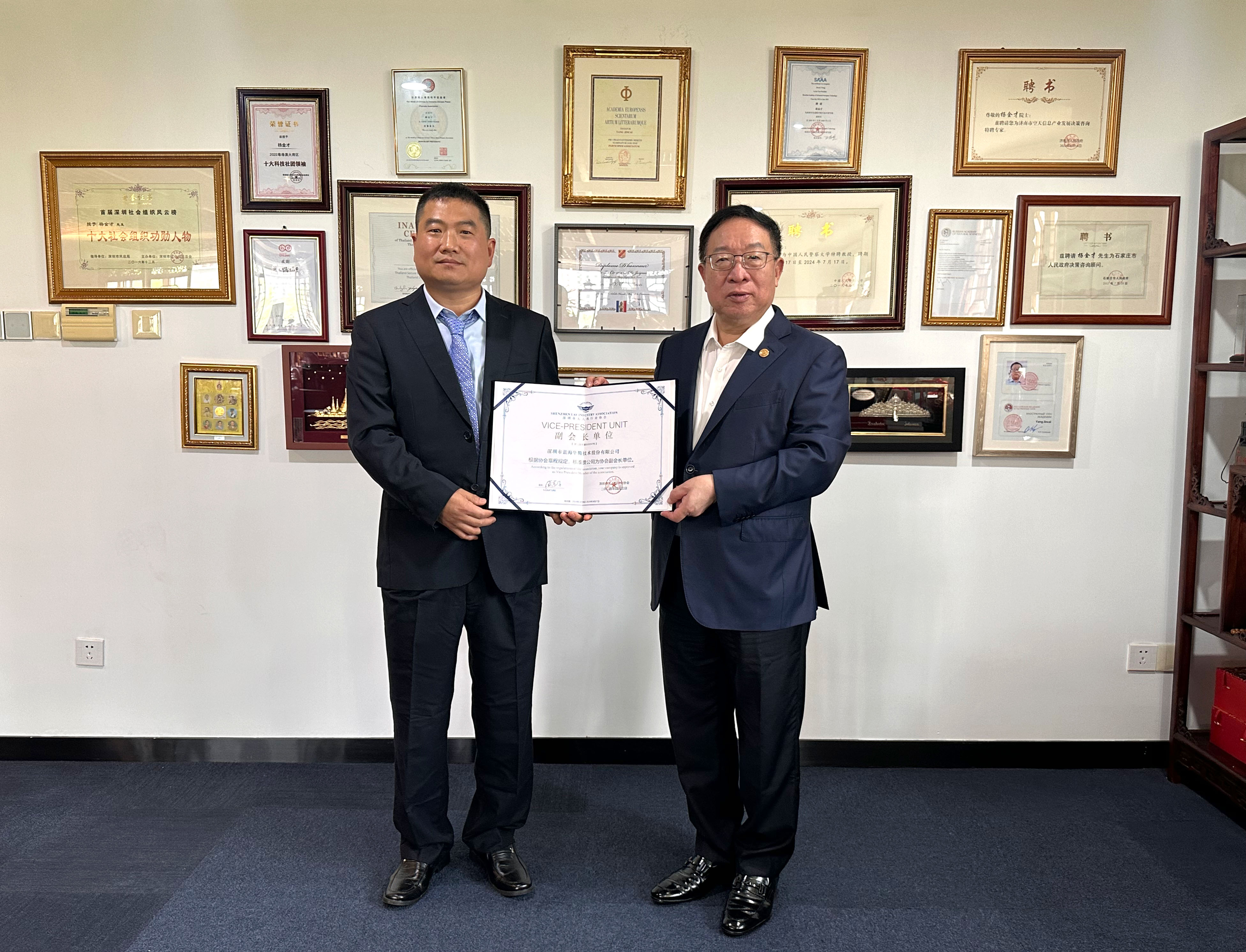 【喜报】太阳成tyc7111cc荣任深圳市无人机行业协会副会长单位！