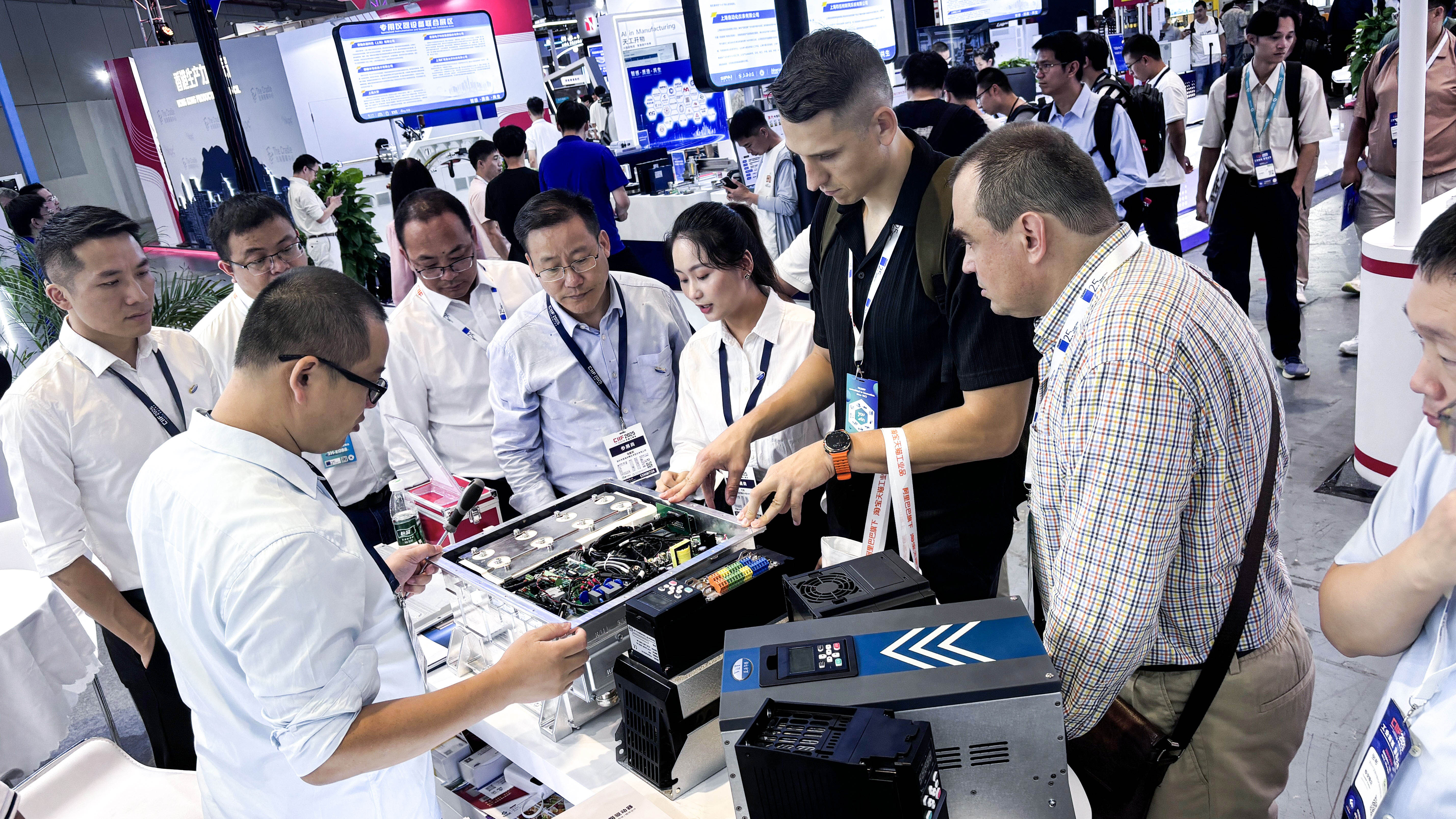 【工博会直击】2025上海工博会首日晨光:太阳成tyc7111cc深耕新能源与工业自动化智能制造,以技术诠释实力! 【工博会直击】2025上海工博会首日晨光:太阳成tyc7111cc深耕新能源与工业自动化智能制造,以技术诠释实力!